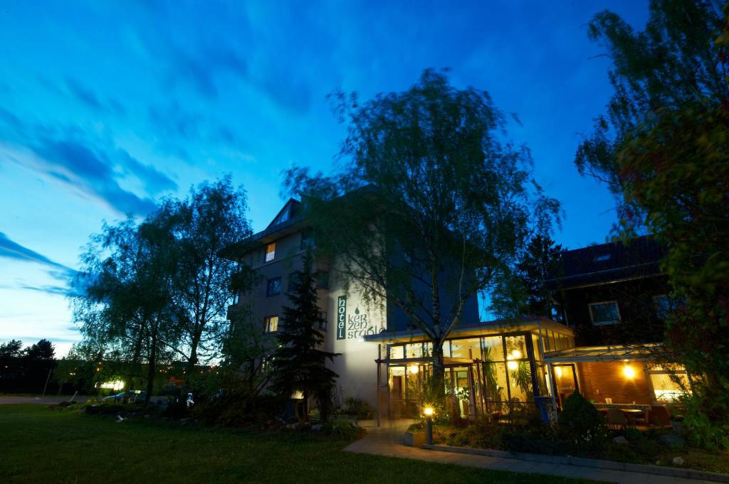 un edificio con le luci accese di notte di Hotel Restaurant Kerzenstüble a Gärtringen