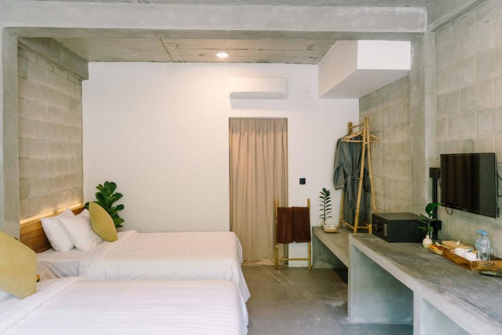 Larimar Hotel & Resort - Deluxe Triple Room - Free One Way Airport Drop Off