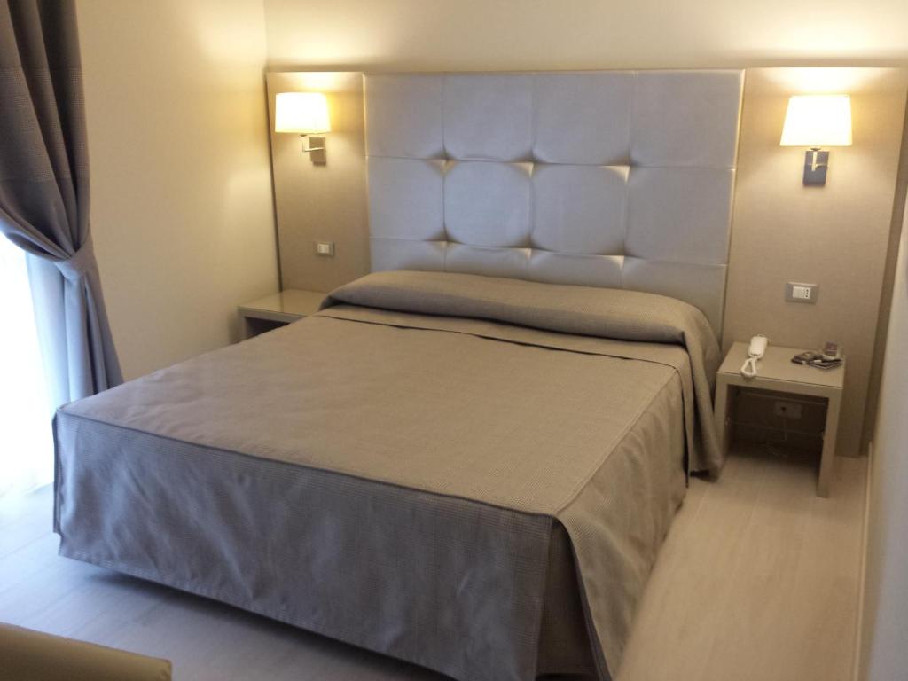 A bed or beds in a room at Boutique Hotel Calzavecchio