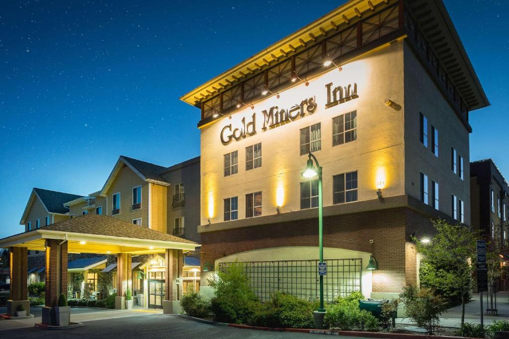 Un hotel con un cartel que lee la posada de invierno de Dios en Gold Miners Inn Grass Valley, Ascend Hotel Collection, en Grass Valley