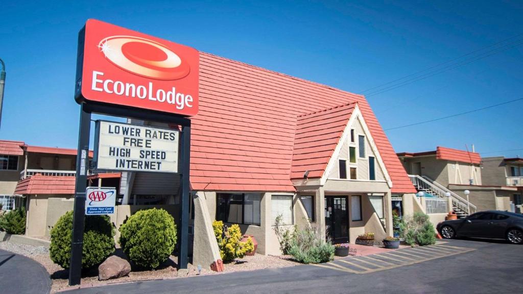 un edificio con una señal delante de él en Econo Lodge Downtown Albuquerque, en Albuquerque