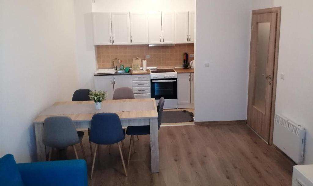 cocina con mesa y sillas en una habitación en Pahuljica en Kupres