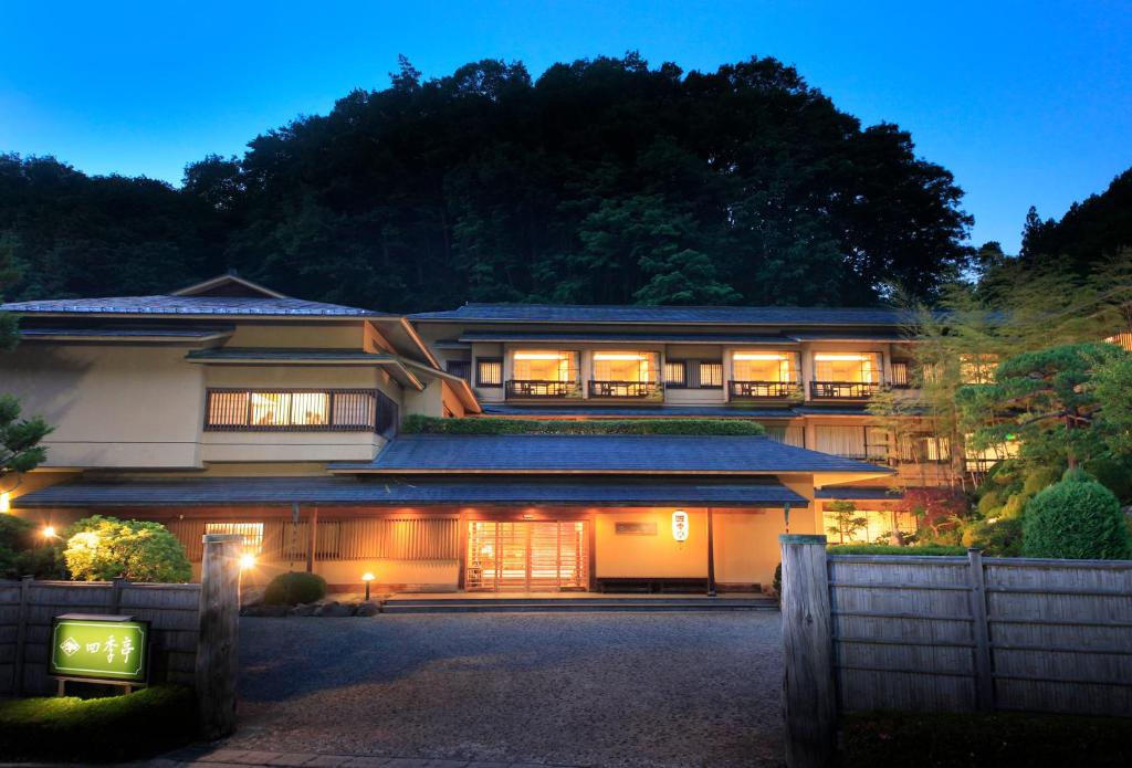 una casa japonesa de noche con luces en Shikitei Morioka TsunagiOnsen, en Morioka