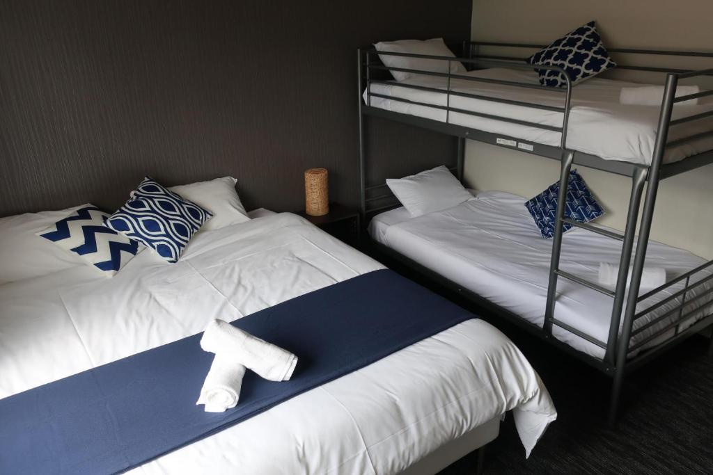 Postel nebo postele na pokoji v ubytování Starfall Lodge
