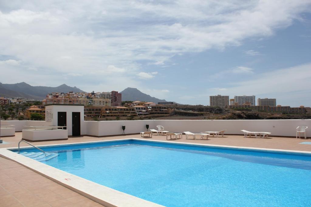 Bazén v ubytovaní Apartamento con vistas, playa y WIFI alebo v jeho blízkosti
