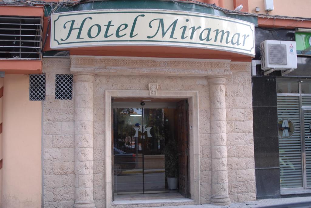 un cartello dell'hotel Minnesota sulla parte anteriore di un edificio di Hotel Miramar a La Línea de la Concepción