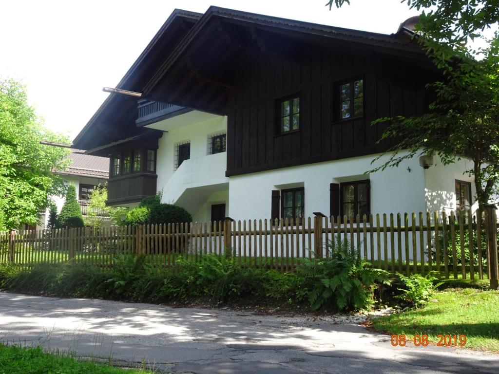 Huge and Calm Apartment in Central Garmisch - Three-Bedroom Apartment