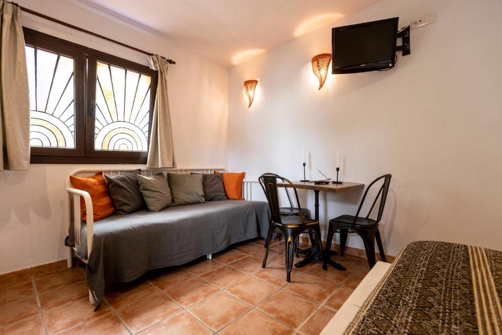 a living room with a couch and a table at Paraiso Perdido in Conil de la Frontera