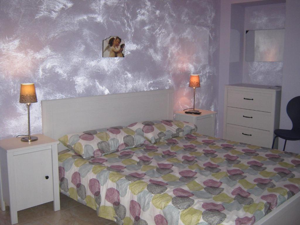 1 dormitorio con 1 cama con una persona en la pared en B&B Mare Di S. Lucia, en Siracusa