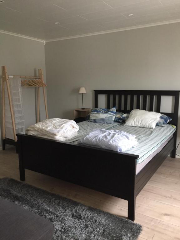 Postel nebo postele na pokoji v ubytování Kungsbacken i Tived