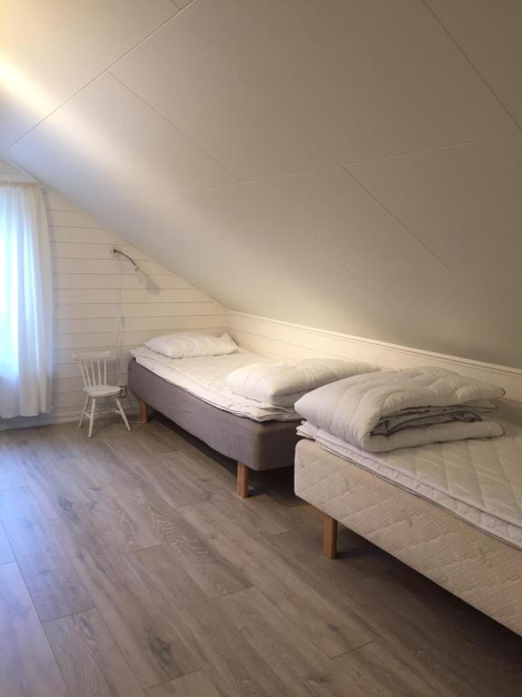 Postel nebo postele na pokoji v ubytování Kungsbacken i Tived