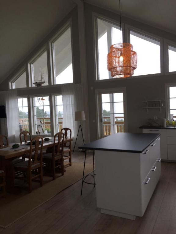een keuken en eetkamer met een tafel en stoelen bij Kungsbacken i Tived in Tived