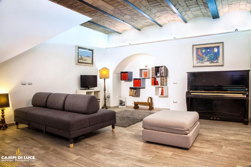 sala de estar con sofá y piano en Orange Tree House, en Roma