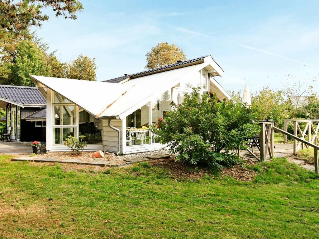 une maison blanche avec un toit blanc dans l'établissement 6 person holiday home in Oksb l, à Oksbøl
