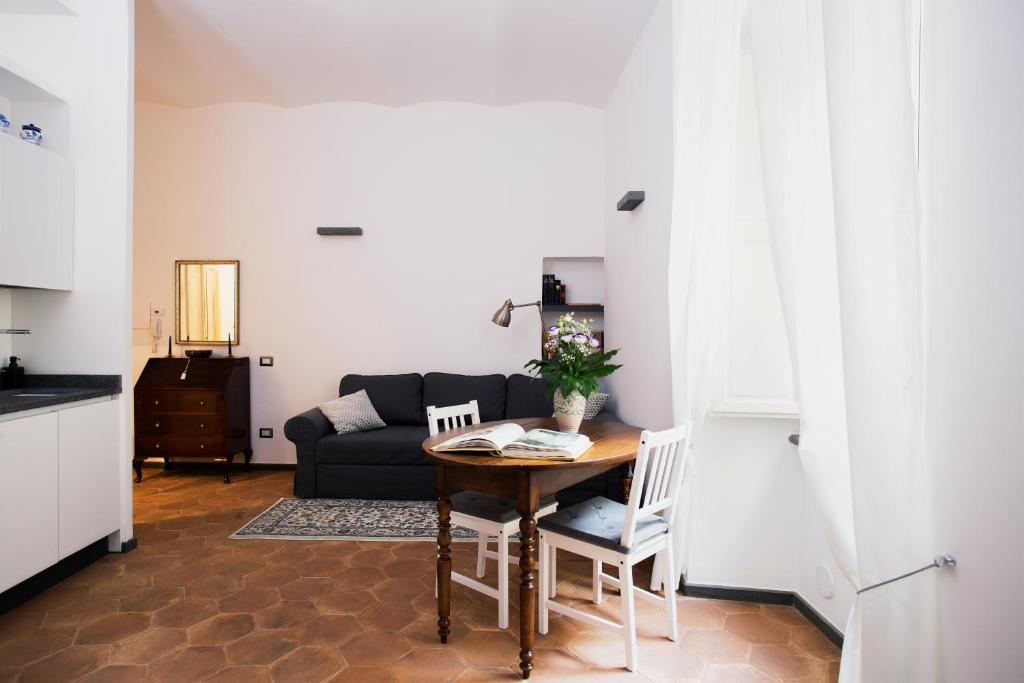 a living room with a table and a couch at Domus Festina Lente in Orvieto