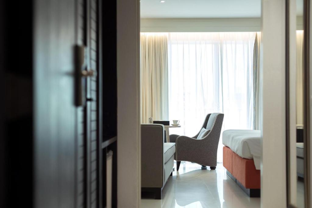 
Deluxe Double or Twin Room with Pool Access
