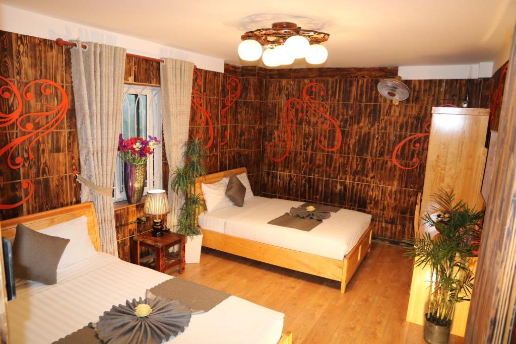 Giường trong phòng chung tại Redhouse Dalat Hotel