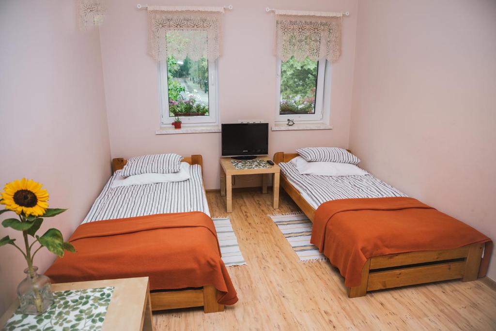 Postel nebo postele na pokoji v ubytování Agroturystyka Pod Modrzewiami