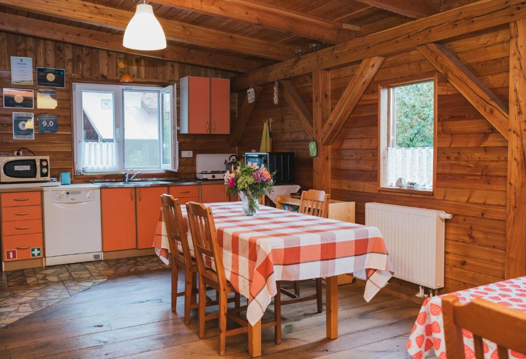 Kuchyň nebo kuchyňský kout v ubytování Agroturystyka Pod Modrzewiami