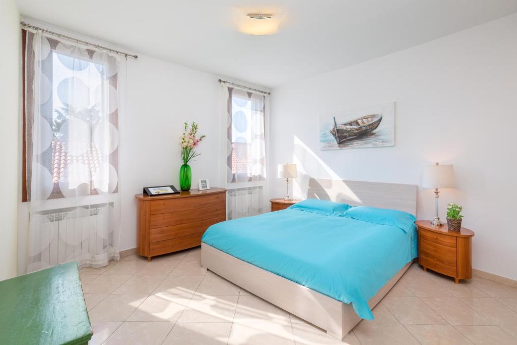 una camera bianca con un letto e due finestre di Most convenient apartment in Venice a Venezia