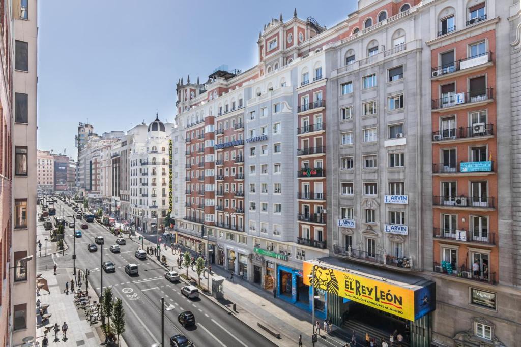 vistas a una calle de la ciudad con coches y edificios en Hostal Santillan, en Madrid