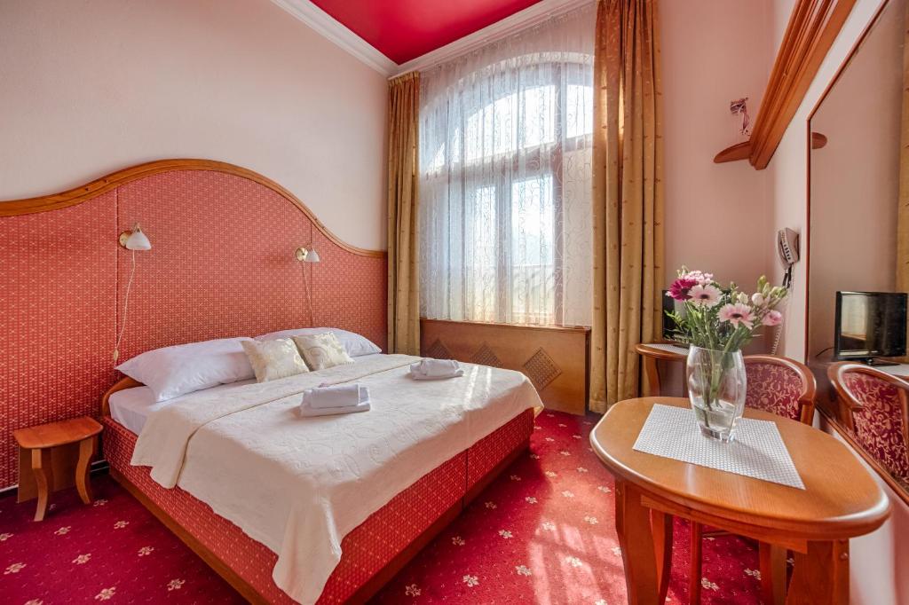 Postel nebo postele na pokoji v ubytování Hotel Zlatý Orel
