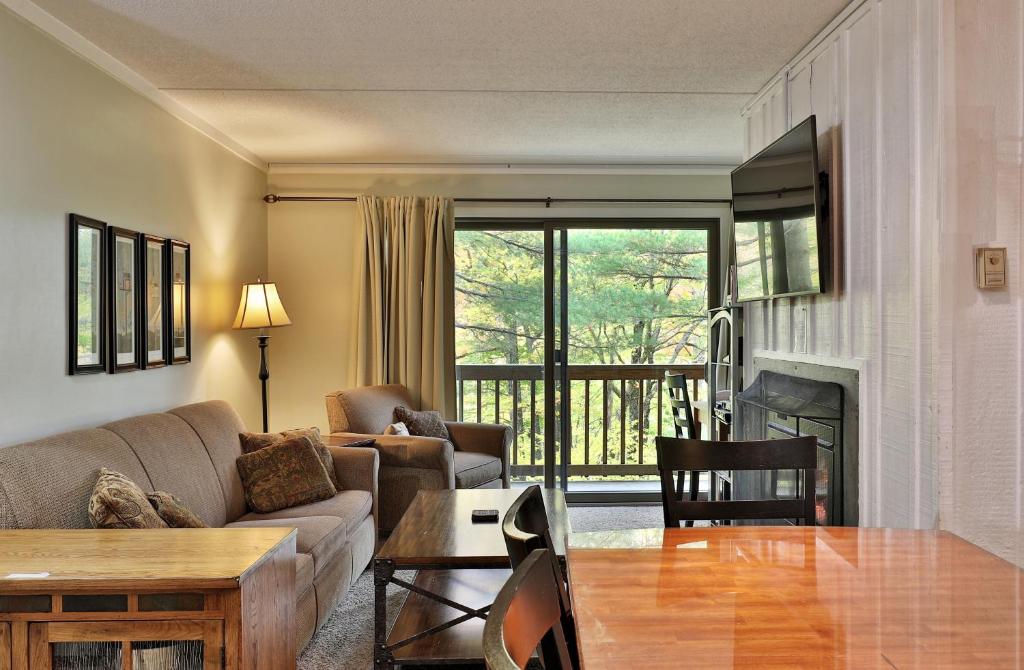 基靈頓的住宿－Cozy three bedroom condo, Ski home Whiffletree I3，带沙发和壁炉的客厅
