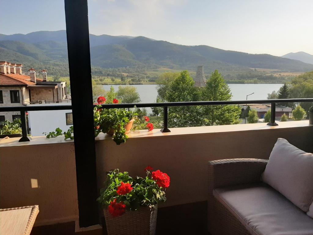 d'un balcon avec un canapé et une vue sur l'eau. dans l'établissement Studio- apartament Lake View Pravets Spa and Golf Resort, à Pravets