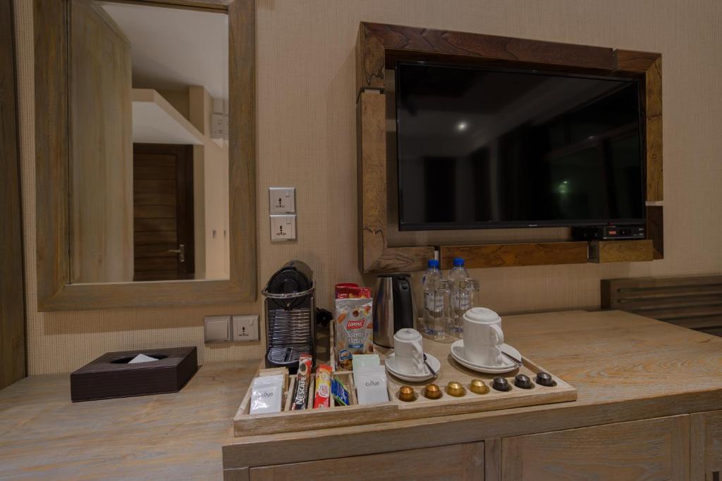Příslušenství pro přípravu čaje a kávy v ubytování Hotel Ocean Grand at Hulhumale