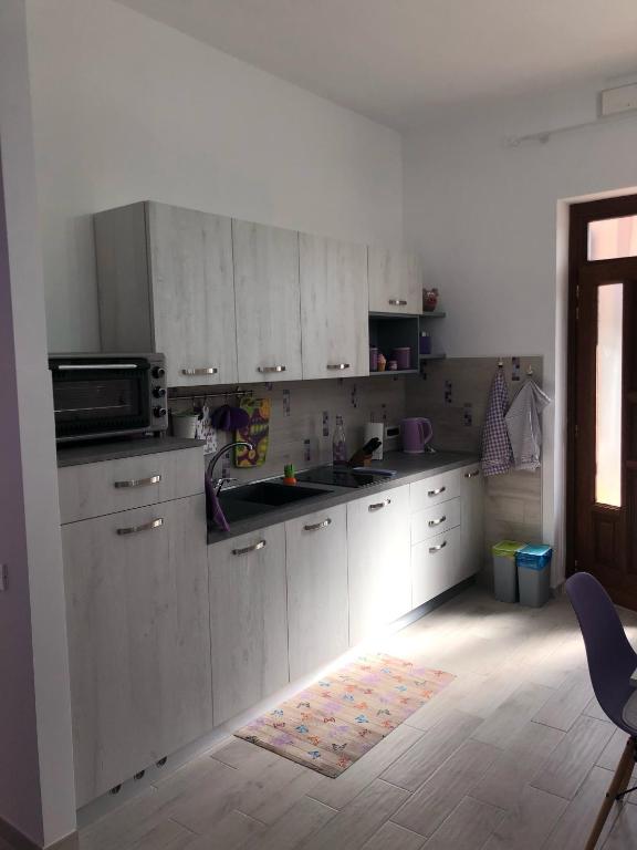 Kuchyň nebo kuchyňský kout v ubytování Casa Violet per Civita
