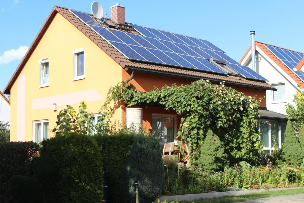 ein Haus mit Sonnenkollektoren auf dem Dach in der Unterkunft Ferienhaus Erika in Graupa