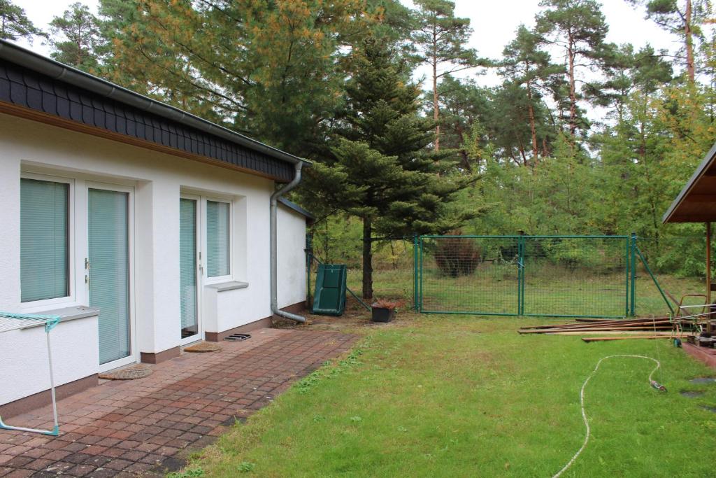 einen Hinterhof eines Hauses mit einem Zaun in der Unterkunft Königs Wusterhausen, Grünheide, Senzig in Königs Wusterhausen