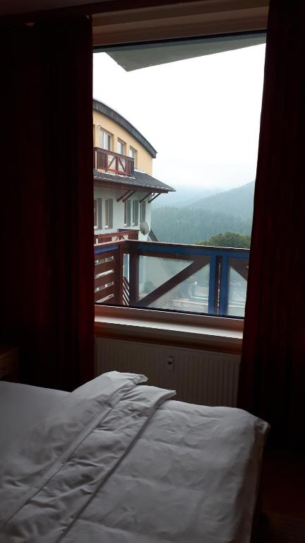 Nespecifikovaný výhled na hory nebo výhled na hory při pohledu z aparthotelu