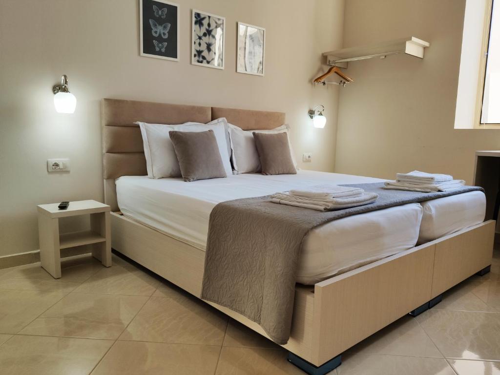 een slaapkamer met een groot bed in een kamer bij Olive B&B in Berat