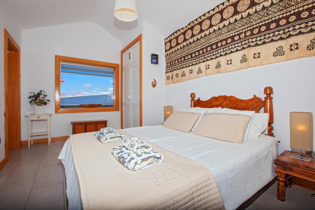 Posteľ alebo postele v izbe v ubytovaní Villa Luna Mar - Magnificent Sea Views - Private Pool - Hot Tub