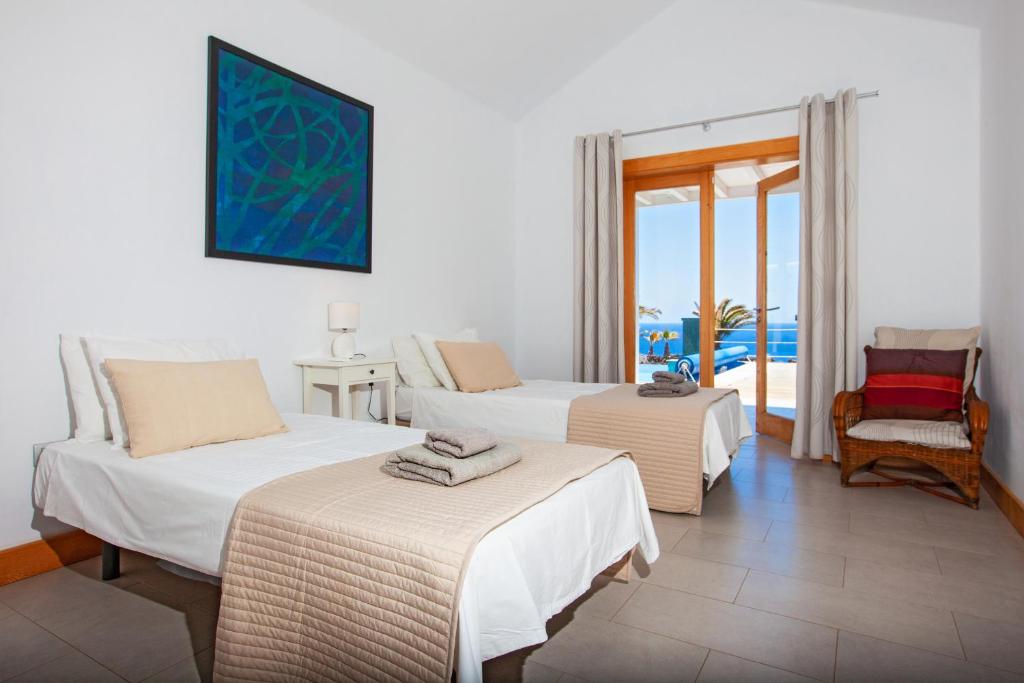 Posedenie v ubytovaní Villa Luna Mar - Magnificent Sea Views - Private Pool - Hot Tub