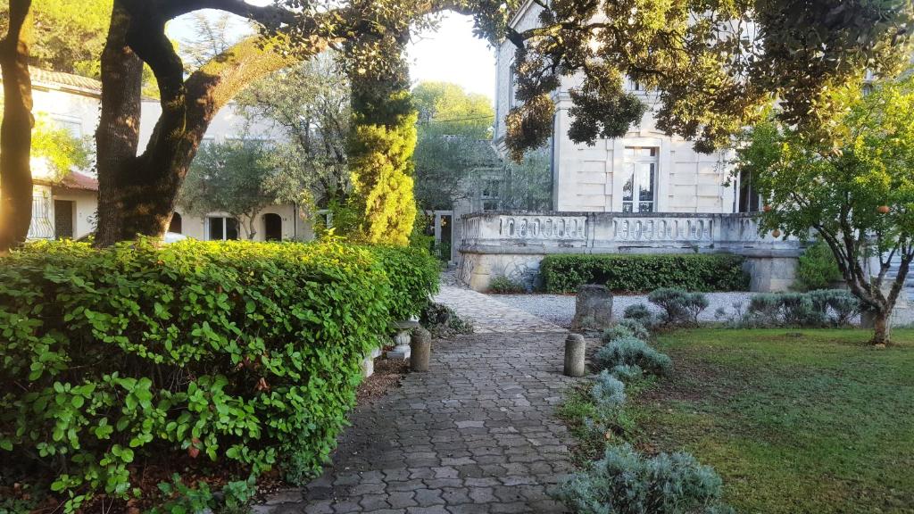 Photo de la galerie de l&#39;établissement Logis Hôtel Résidence Les Cèdres, à Villeneuve-lès-Avignon