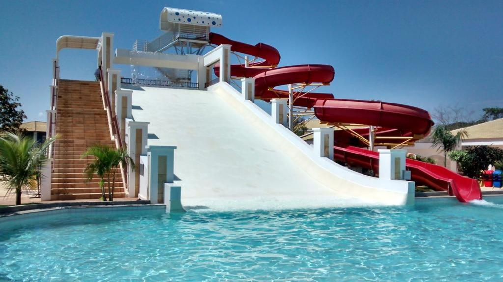 a water slide in a pool at a resort at Lacqua Diroma apartamento barato in Caldas Novas