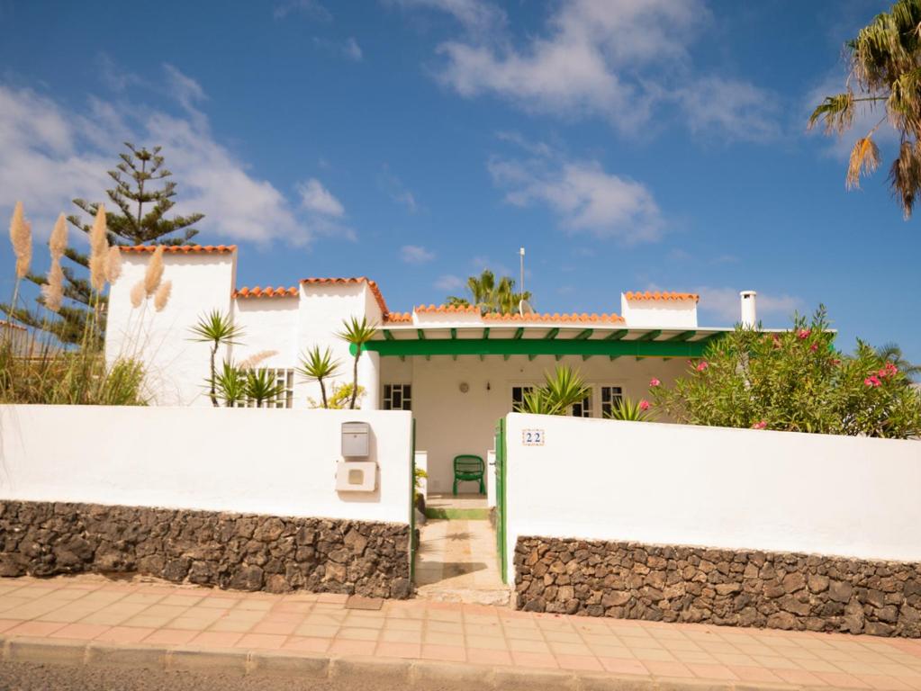 a white fence in front of a house at Monte Rojo in Corralejo