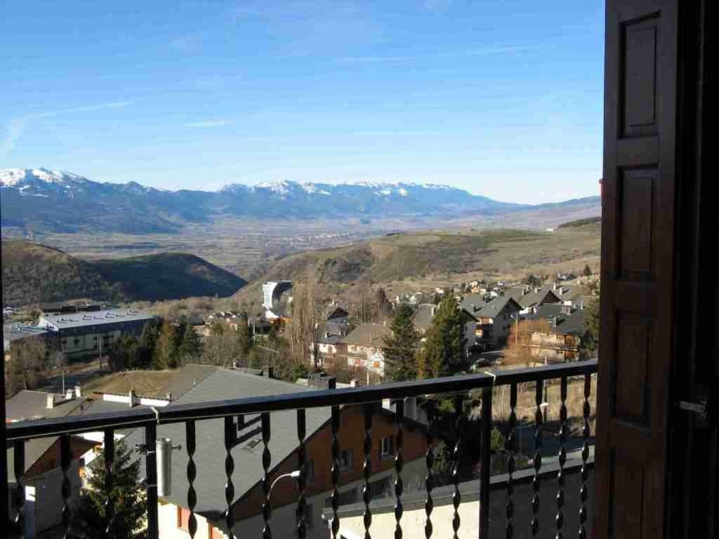 Vom Balkon eines Hauses genießen Sie Bergblick. in der Unterkunft Chalet les lupins-T3 in Font-Romeu