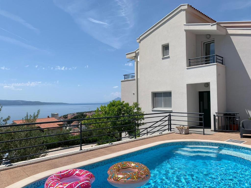 eine Villa mit einem Pool und einem Haus in der Unterkunft Villa Tonka in Makarska