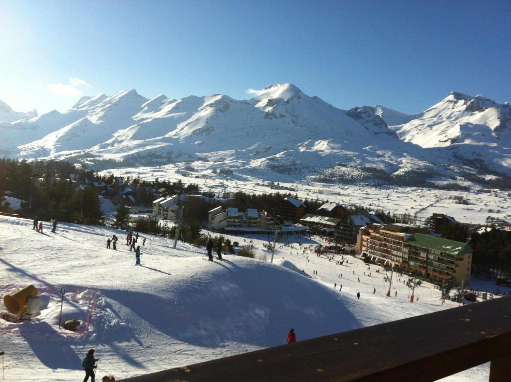 a group of people skiing down a snow covered mountain at Eden sur les pistes avec vue panoramique sur la vallée in La Joue du Loup