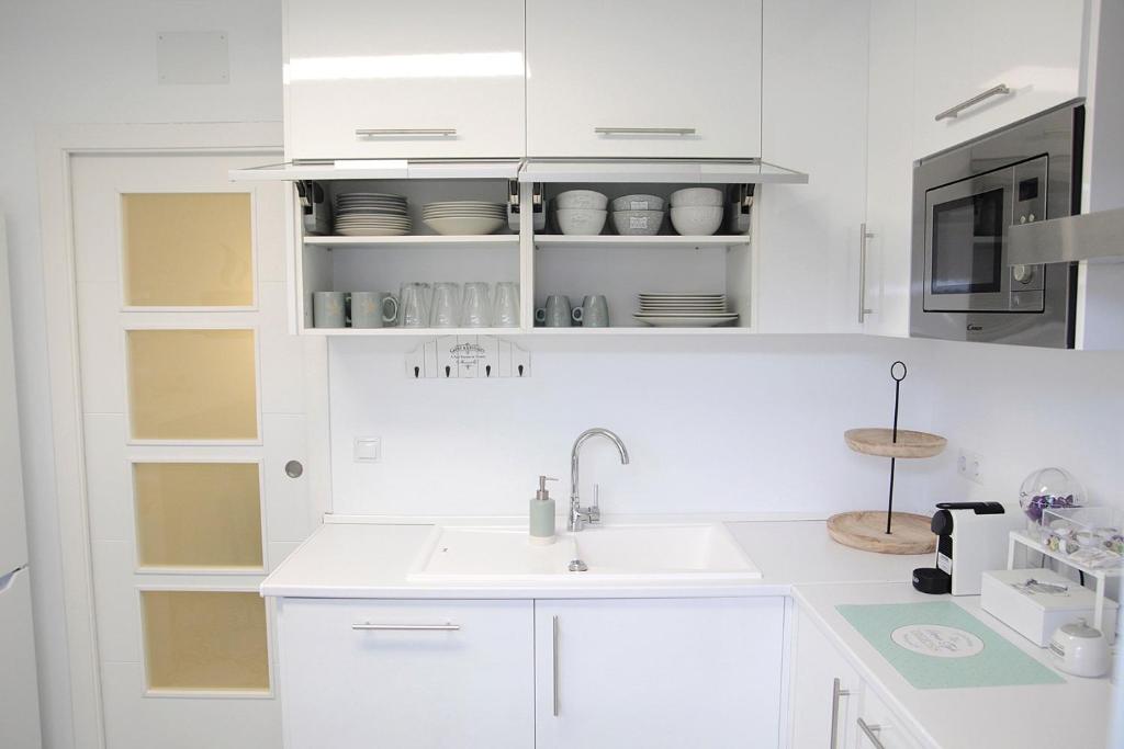 A kitchen or kitchenette at SHERRY HOME