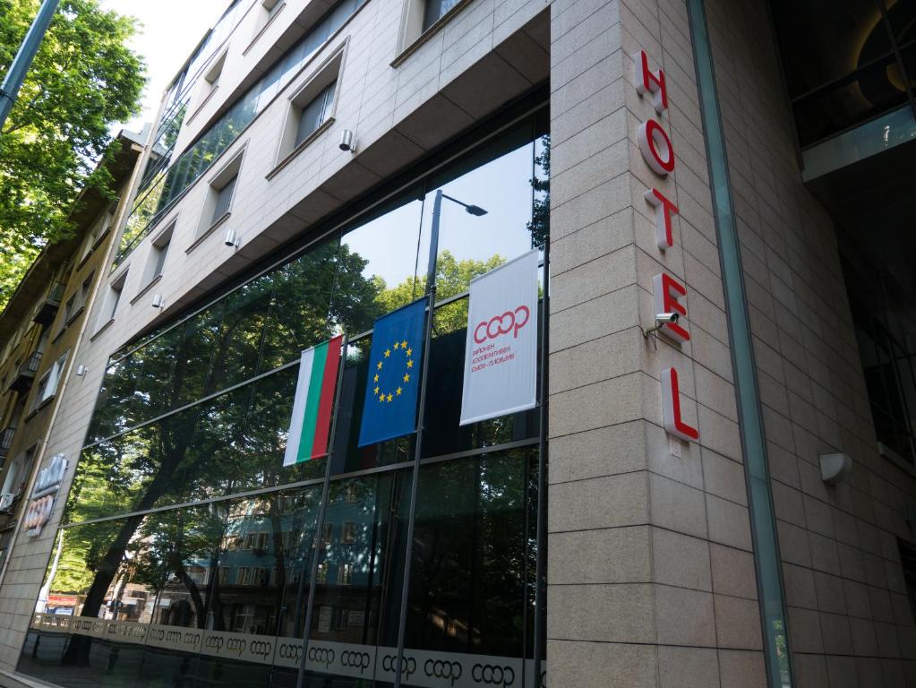 un cartello sul lato di un edificio di Hotel Puldin COOP a Plovdiv