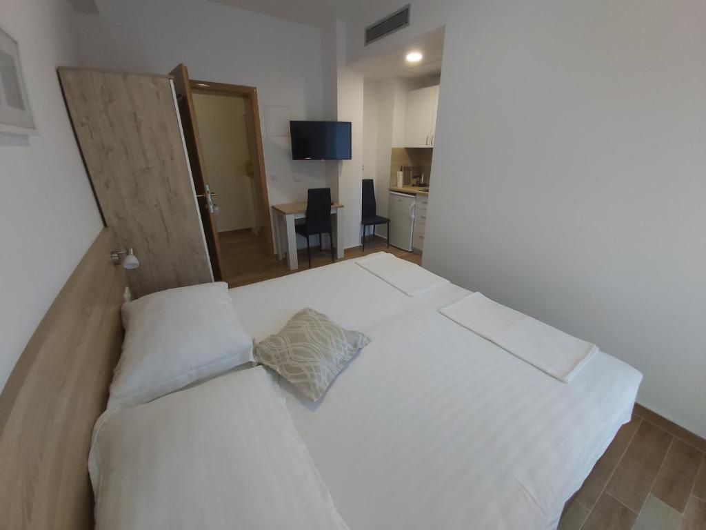 Postel nebo postele na pokoji v ubytování Apartmani Barka
