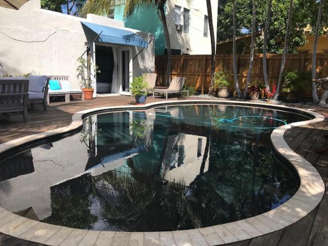 ein Schwimmbad in der Mitte eines Gartens in der Unterkunft Little havana paradise in Miami