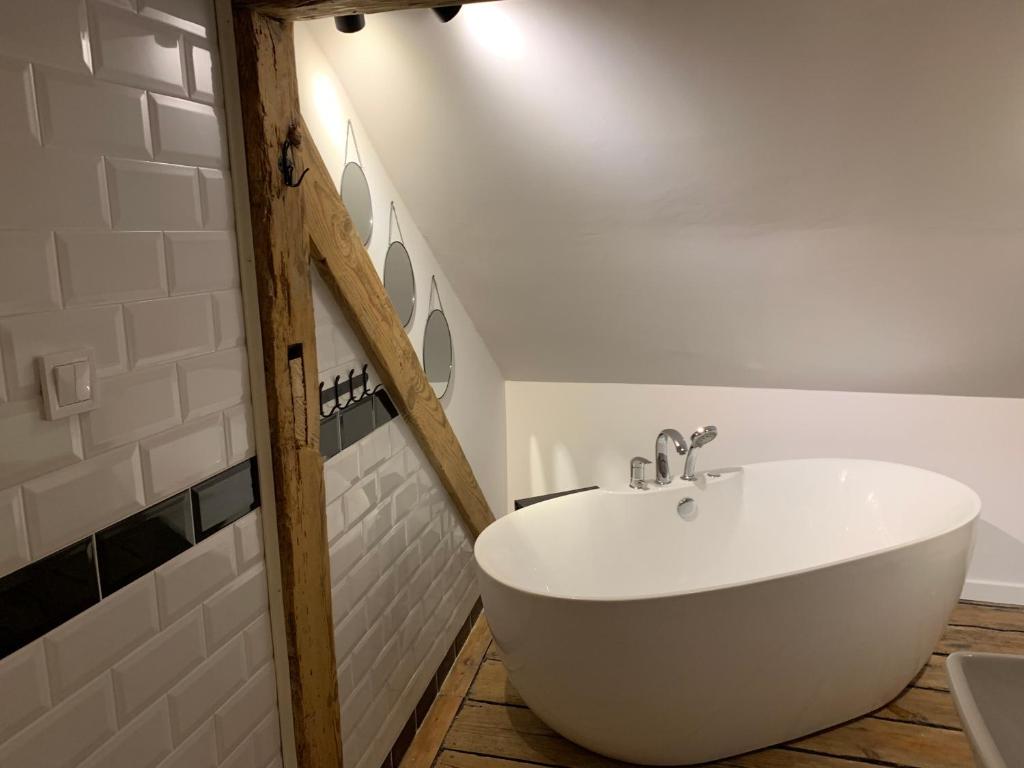 Kúpeľňa v ubytovaní Apartamenty Jęczmienna 29
