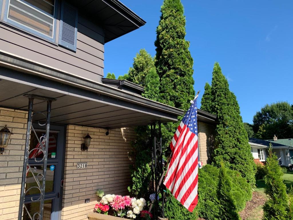eine amerikanische Flagge auf der Seite eines Hauses in der Unterkunft Private Guest Bedroom - 2E East Room - Close to Lake Michigan in Sheboygan