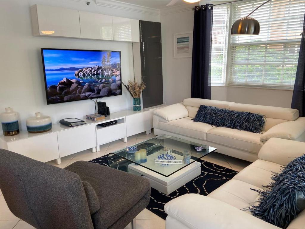 TV a/nebo společenská místnost v ubytování The Nautical! Amazing 3Bed 2Bath Apartment at Aventura Yacht Club