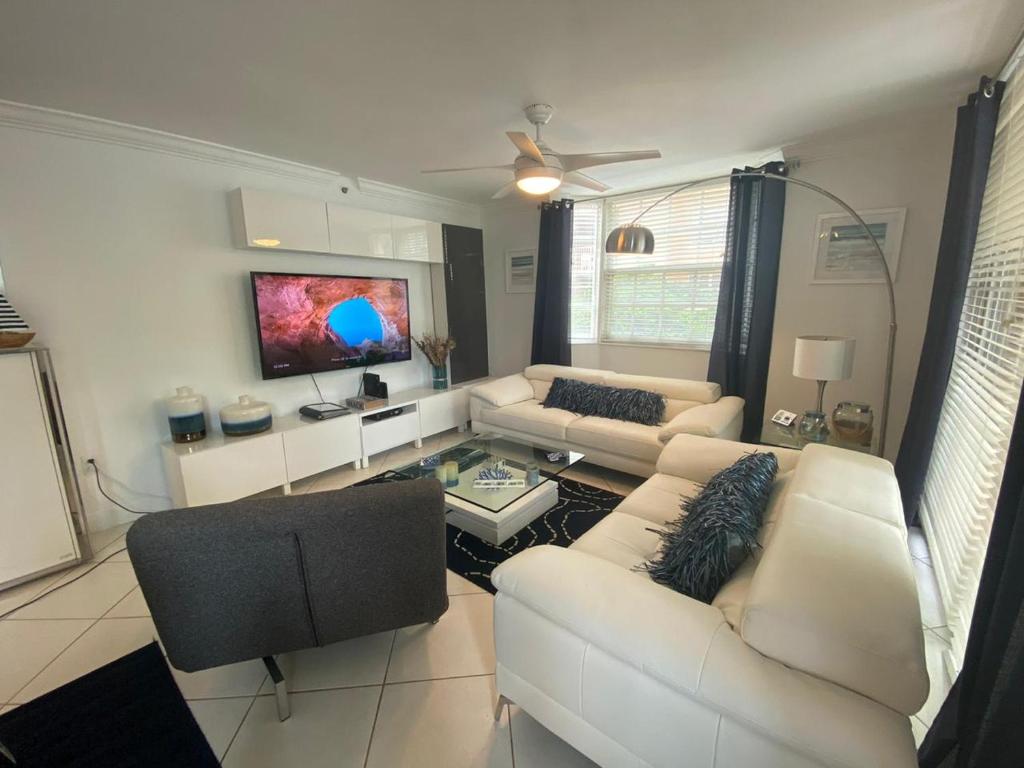 TV a/nebo společenská místnost v ubytování The Nautical! Amazing 3Bed 2Bath Apartment at Aventura Yacht Club